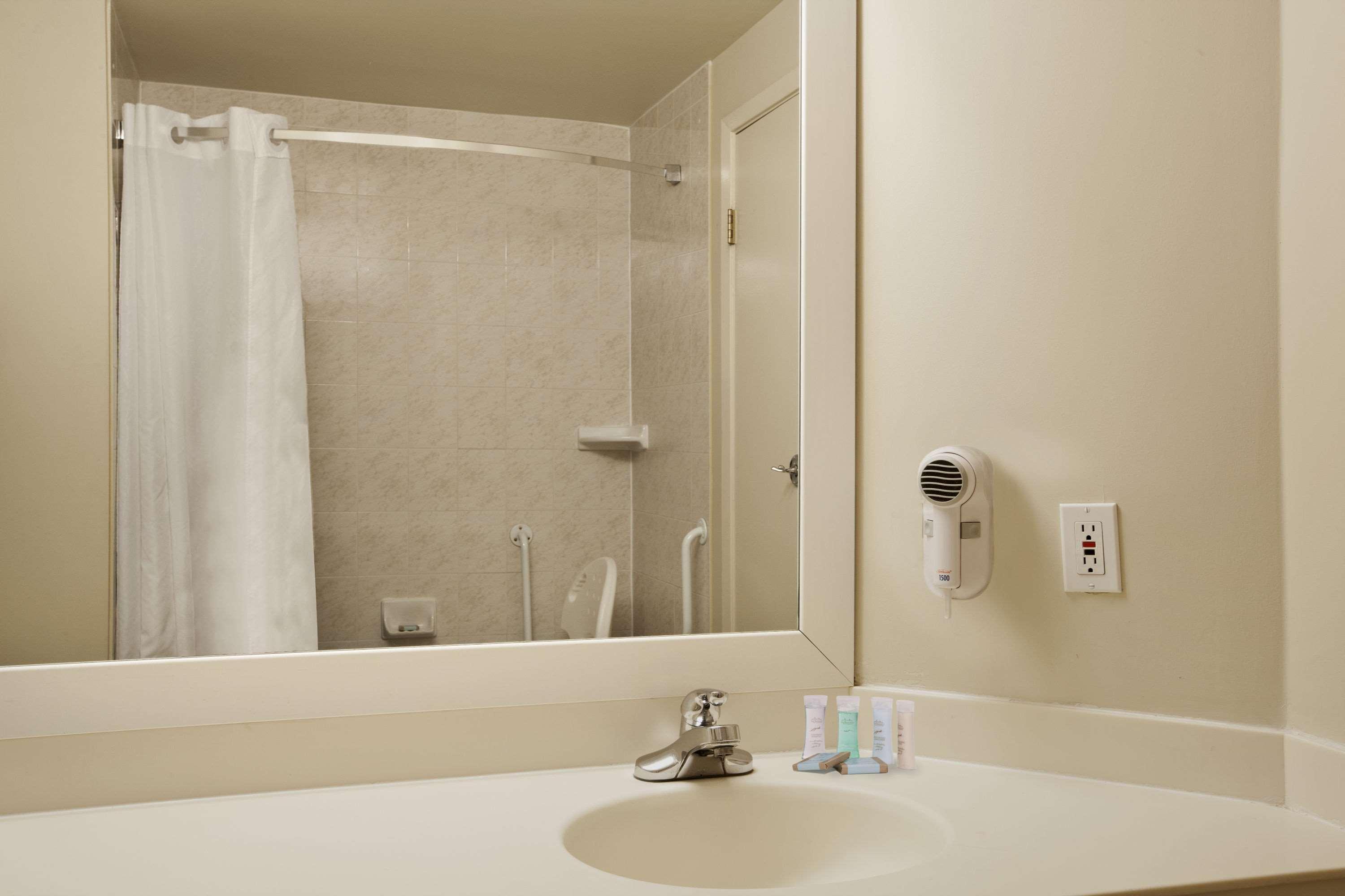 Travelodge By Wyndham Ottawa West Ngoại thất bức ảnh
