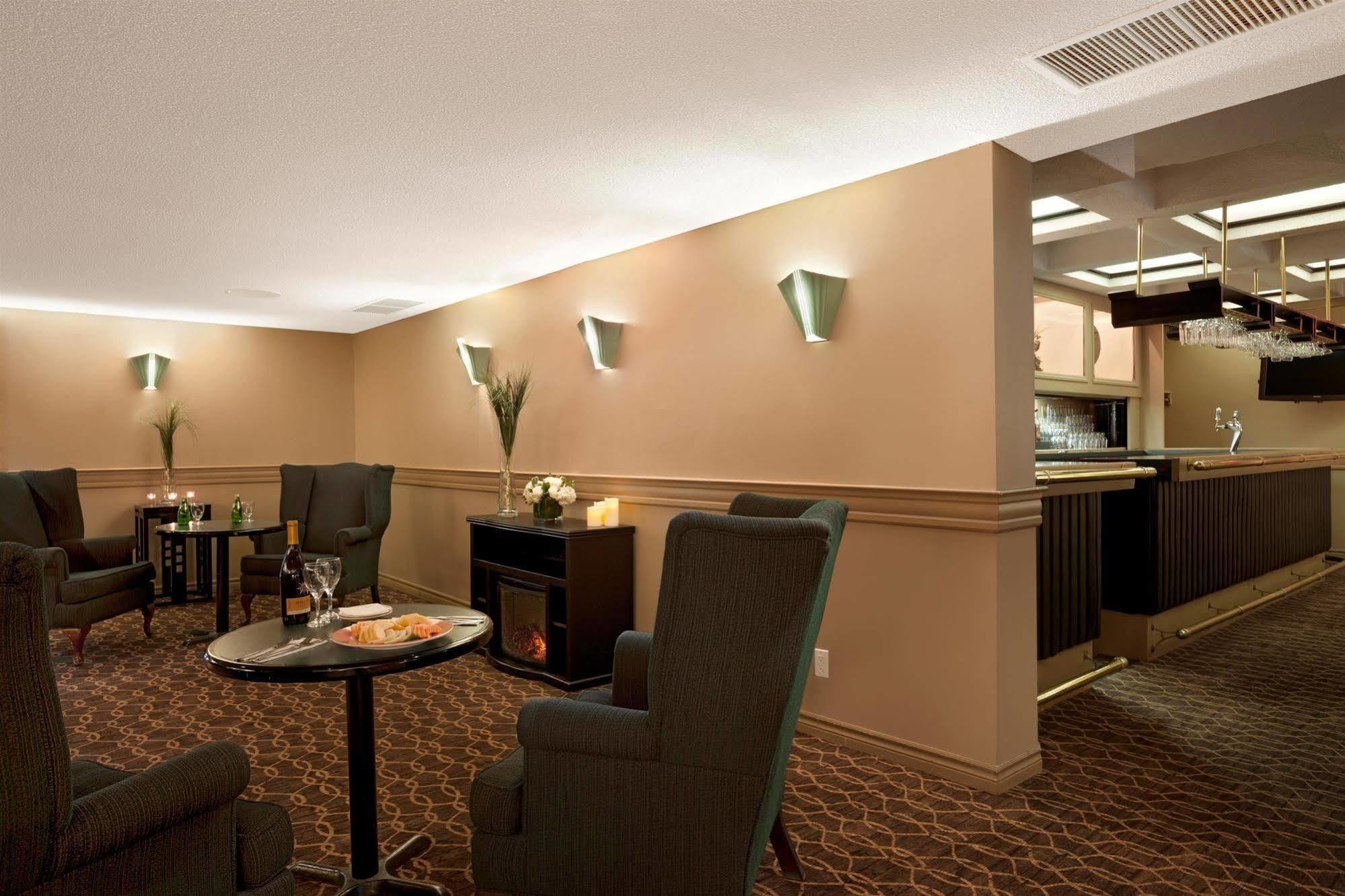 Travelodge By Wyndham Ottawa West Ngoại thất bức ảnh
