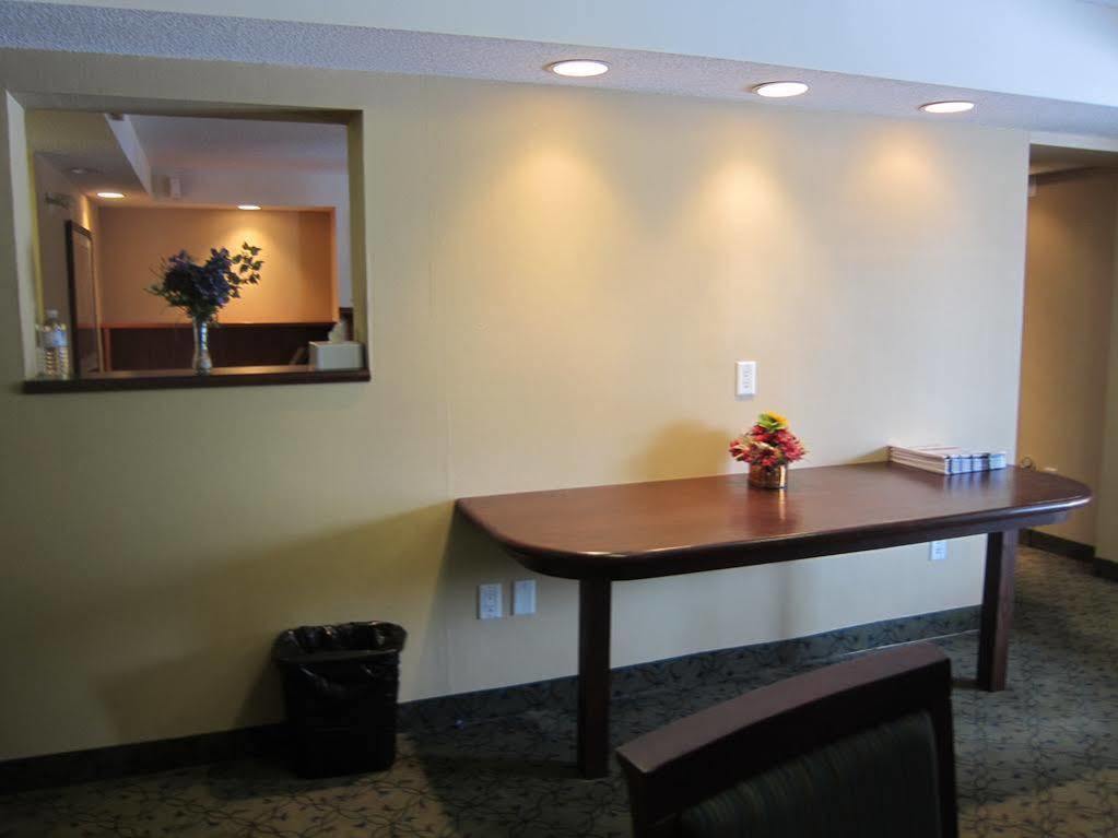 Travelodge By Wyndham Ottawa West Ngoại thất bức ảnh