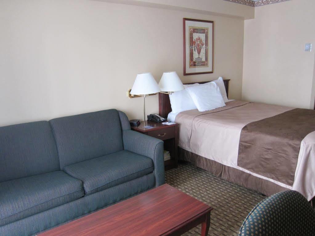 Travelodge By Wyndham Ottawa West Ngoại thất bức ảnh