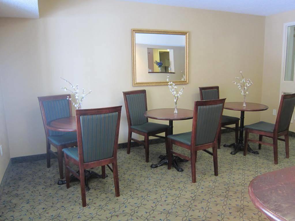 Travelodge By Wyndham Ottawa West Ngoại thất bức ảnh