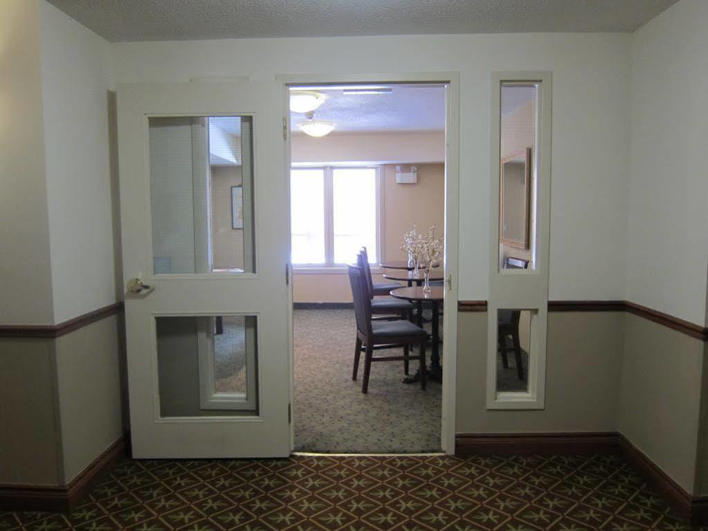 Travelodge By Wyndham Ottawa West Ngoại thất bức ảnh
